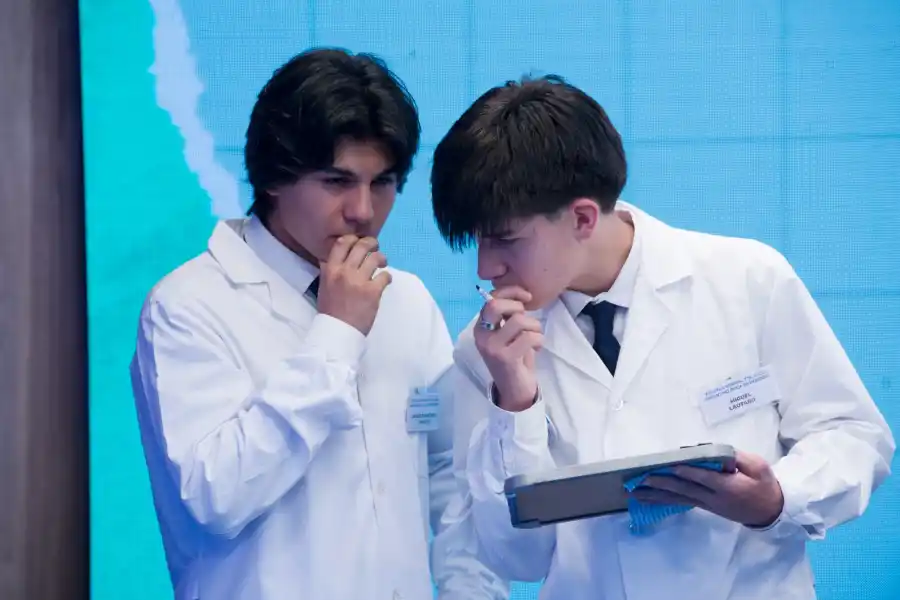 DUBITATIVOS. Miguel Lautaro y Javier Francisco Yankez, de la escuela Normal Superior Teniente Julio A. Roca (Monteros) piensan la respuesta a una pregunta. LA GACETA / FOTO DE DIEGO ARÁOZ