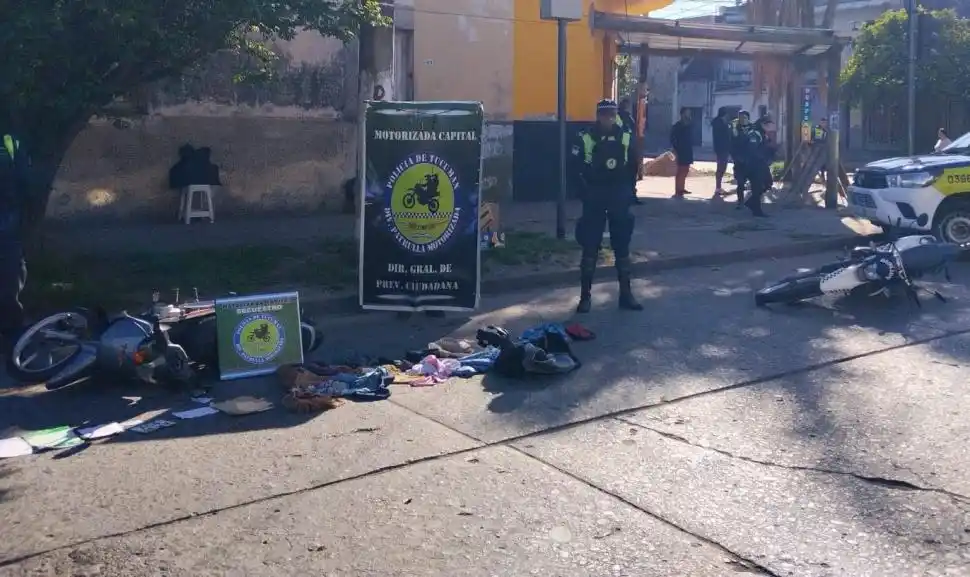 CUSTODIA. Un efectivo en el lugar donde cayeron sus compañeros.