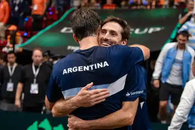 Argentina pisa fuerte en la Copa Davis y avanza al Final 8 en Bolonia