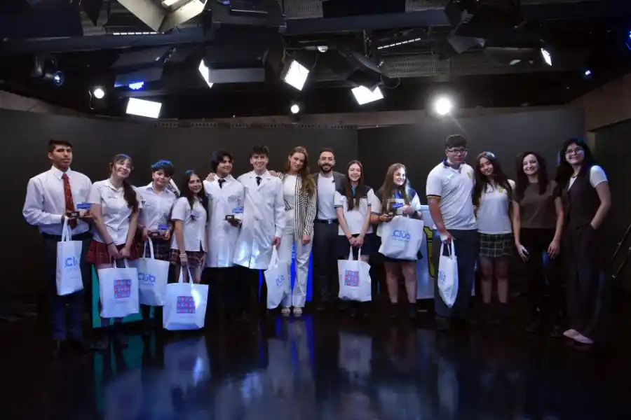 SEGUNDA SEMIFINAL. Los 10 concursantes posaron junto a los conductores, Carolina Servetto y Marías Auad.