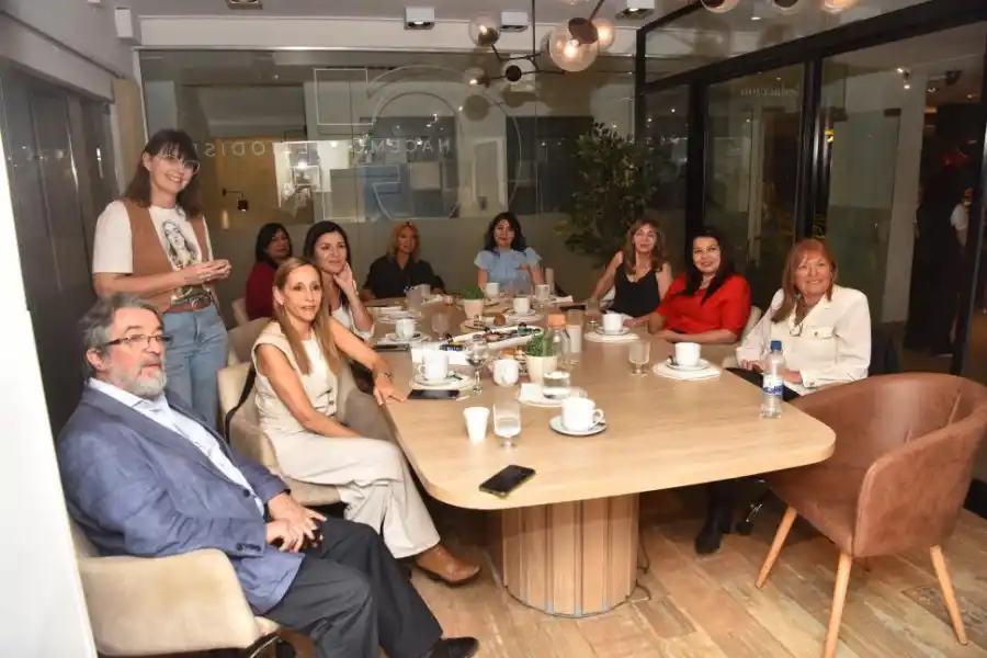 SALA LLENA. La secretaria de Educación, Gabriela Gallardo, con autoridades de LA GACETA e invitadas.