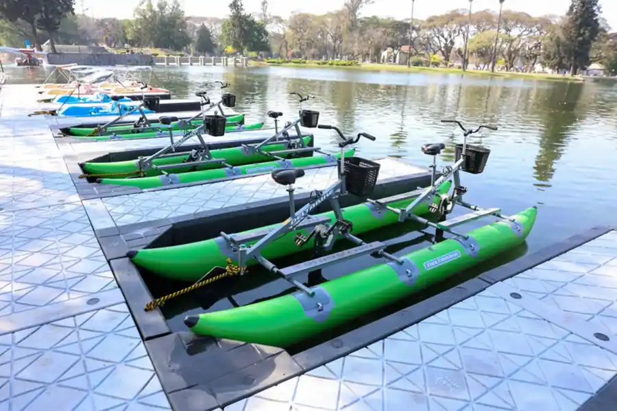 Video: el lago San Miguel estrena bicis acuáticas en el parque 9 de Julio