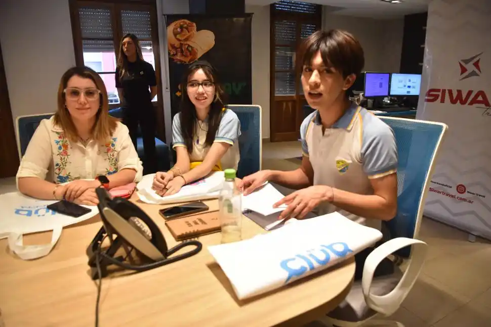 CON LA “PROFE”. Belén Ramírez los acompañó a la Redacción.