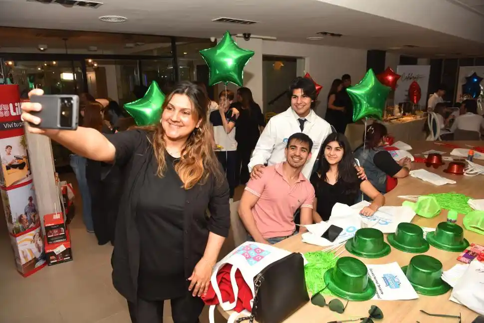 SELFIE PARA EL RECUERDO. Javier junto a sus seres queridos en el sector verde que representó a su escuela.
