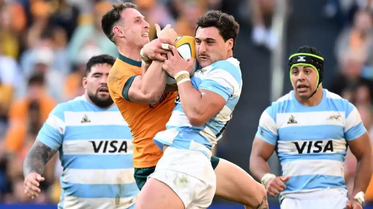 EN ACCIÓN. Rodrigo Isgró disputa la tenencia de la ovalada.