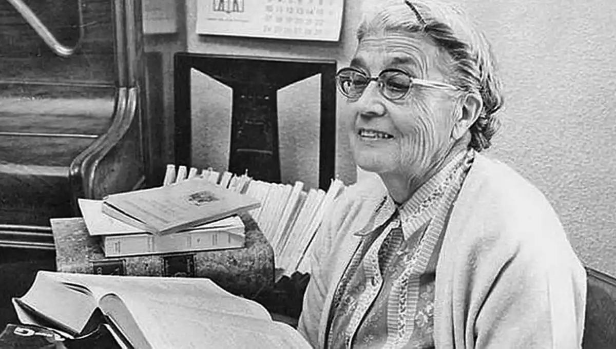 MARÍA MOLINER. La lengua es un yacimiento de formas que permite resistir la derrota y convertirla en victoria.