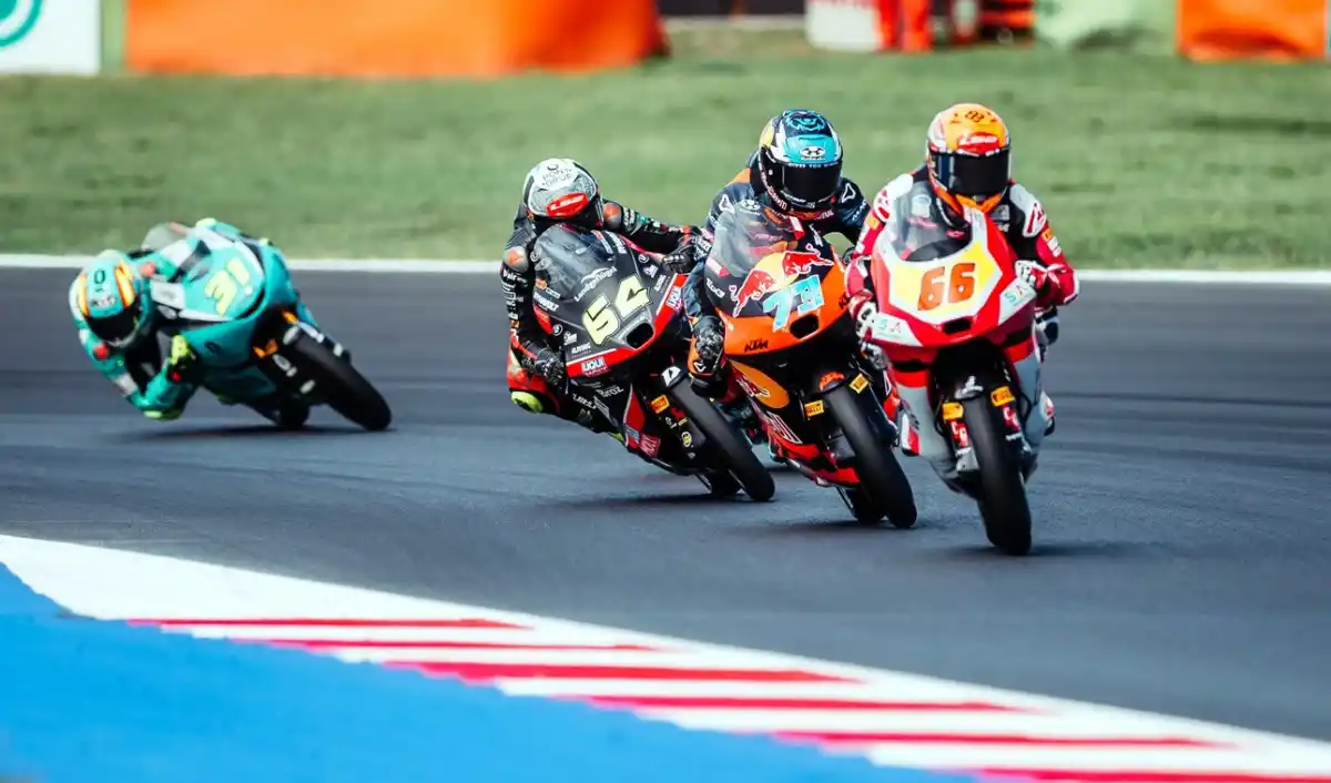 ESTUVO CERCA. Perrone, en el medio del pelotón, supo reponerse de un toque y terminó en la sexta colocación.