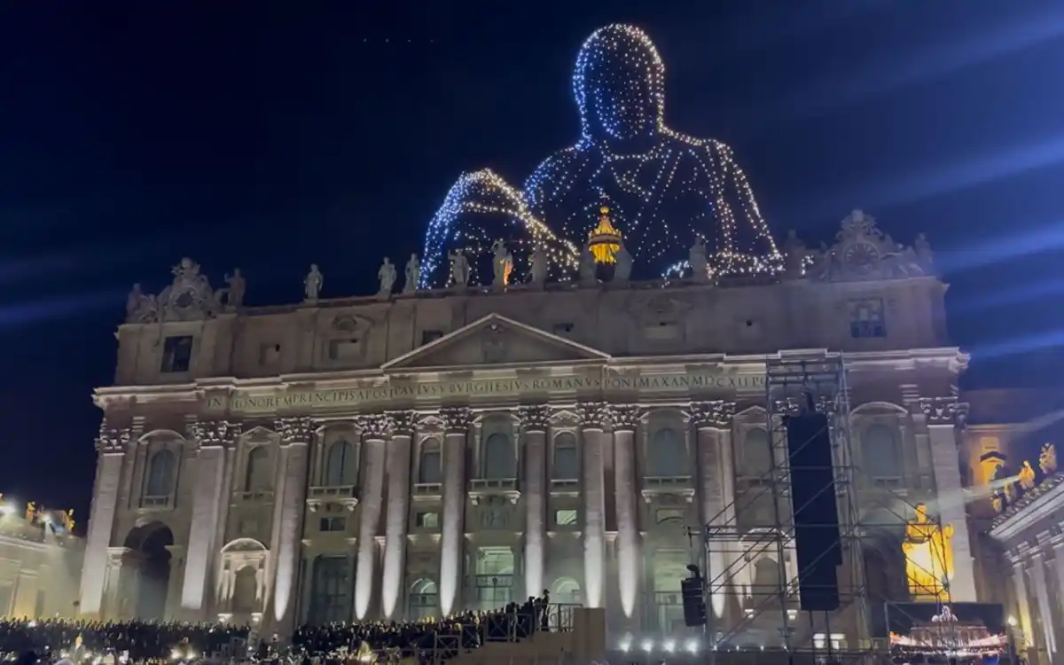 El Vaticano como nunca se vio: Música, drones y 300.000 personas en la Plaza de San Pedro