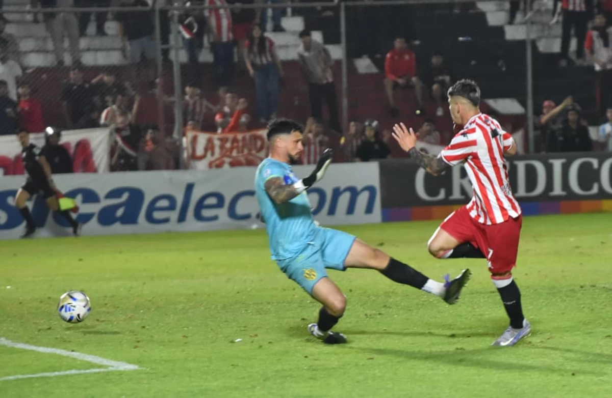 GRAN DEFINICIÓN. Franco García ya tocó ante la salida de Francisco Rago y corre a festejarlo. Fue el cuarto gol de una noche de redención en La Ciudadela.