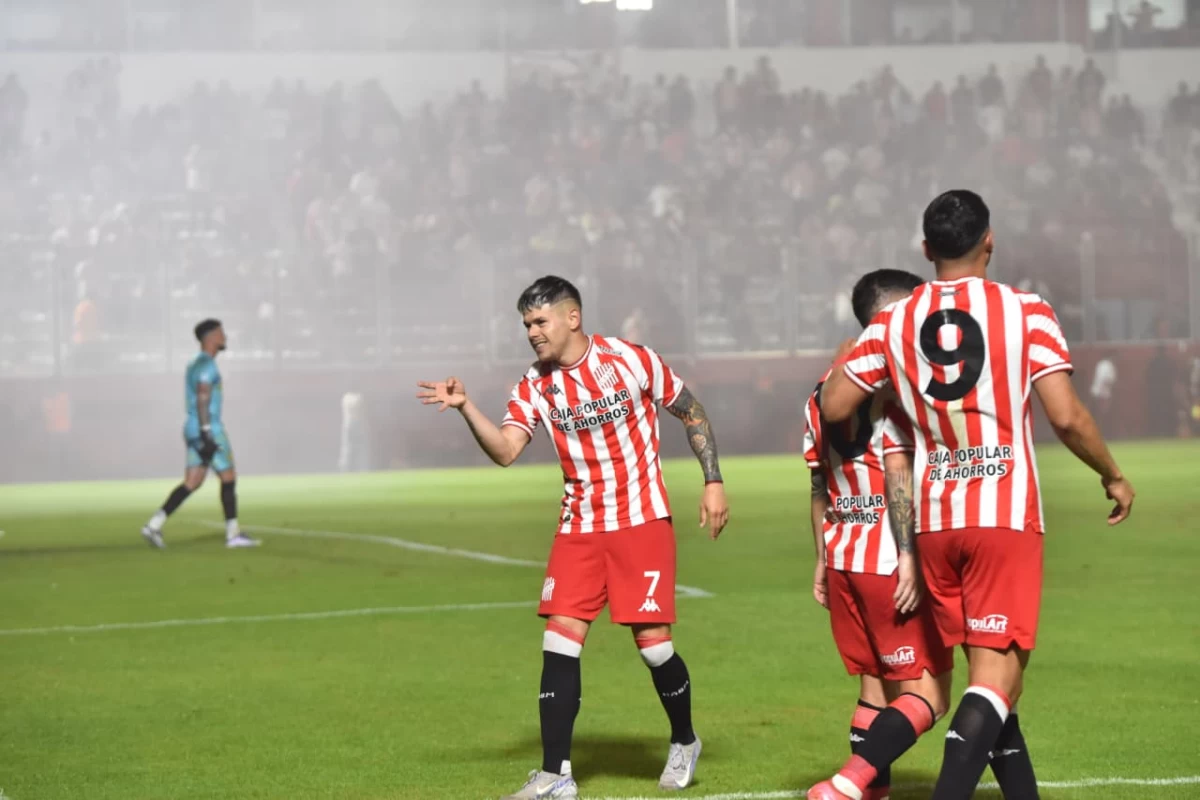 BAILANDO CUARTETO. El cordobés Franco García celebra el cuarto tanto de San Martín contra Atlanta.