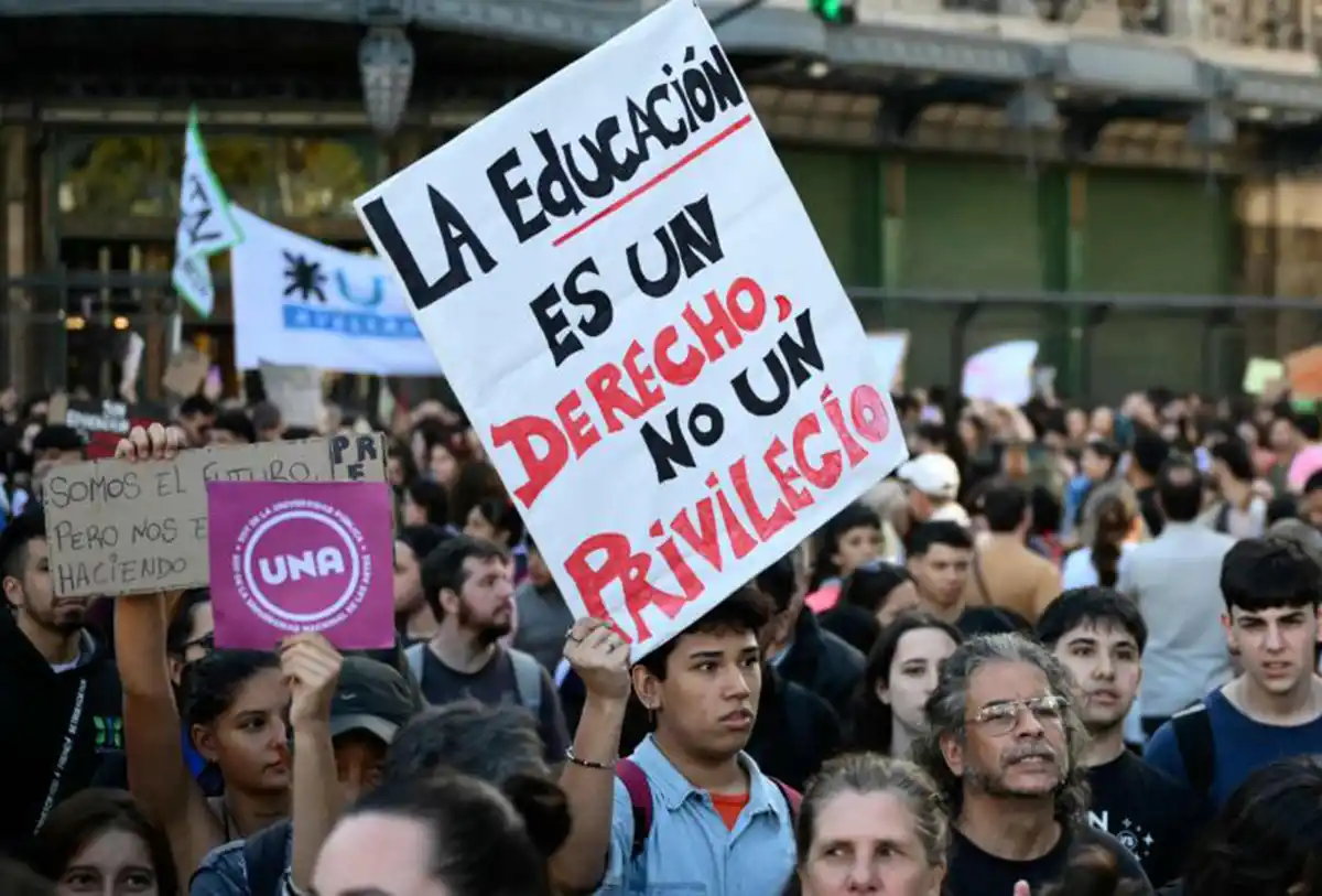 Marcha universitaria: estudiantes y docentes vuelven a tomar las calles del país