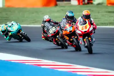 Moto3 en Misano: Perrone terminó 6°, y casi se va a las manos con un rival por un toque polémico