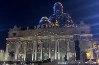 El Vaticano como nunca se vio: Música, drones y 300.000 personas en la Plaza de San Pedro