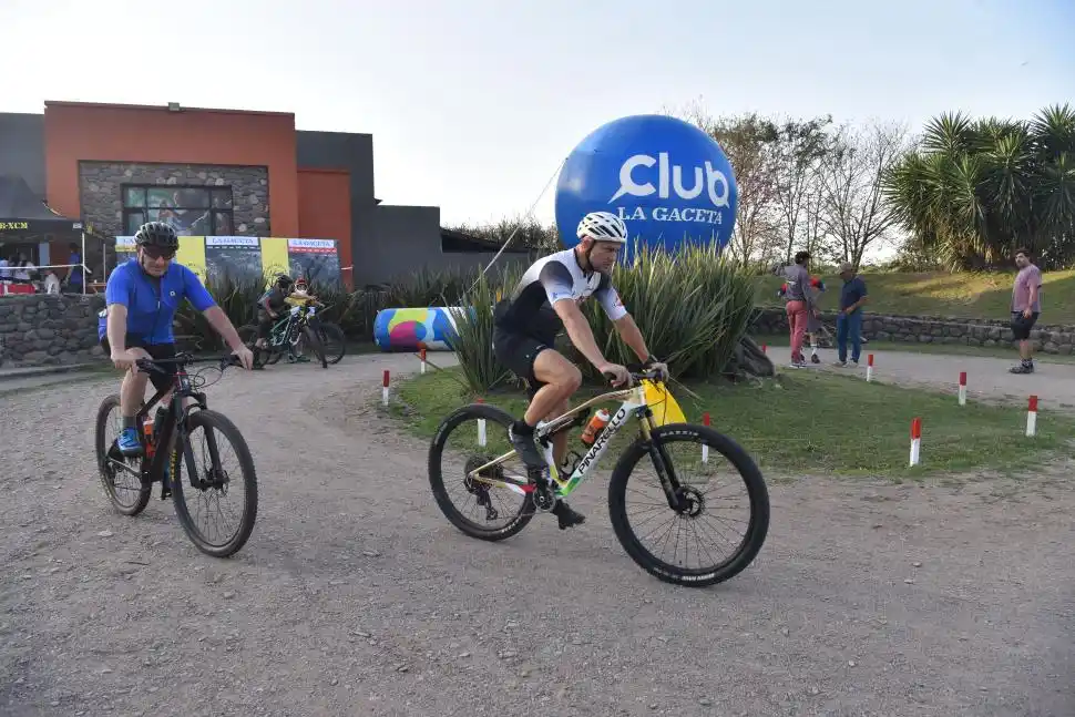LISTOS PARA LA ACCIÓN. Alrededor de 880 ciclistas competirán desde las 8 en la nueva edición del Batalla de Tucumán Mountain Bike. El circuito de 100k unirá la plaza Independencia y El Cadillal. la gaceta / fotos de osvaldo ripoll