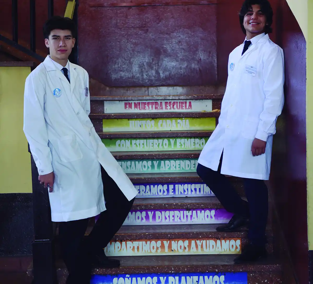 ÁNIMO. Las escaleras están pintadas con colores y frases motivacionales.