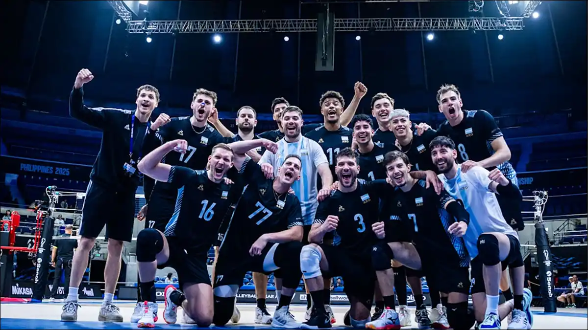 CELESTE Y BLANCA. El festejo argentino tras el debut victorioso en el Mundial de Filipinas.