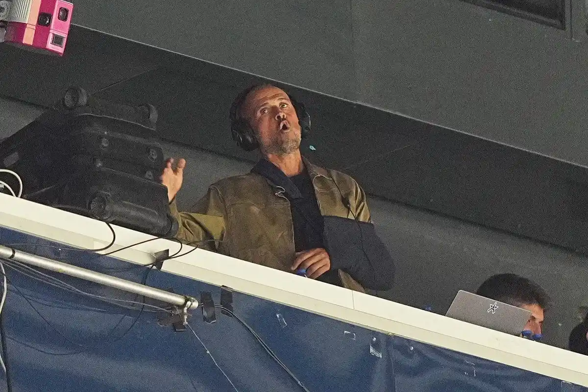 LLAMATIVA ACCIÓN. Luis Enrique vio el partido de PSG desde la tribuna del estadio.