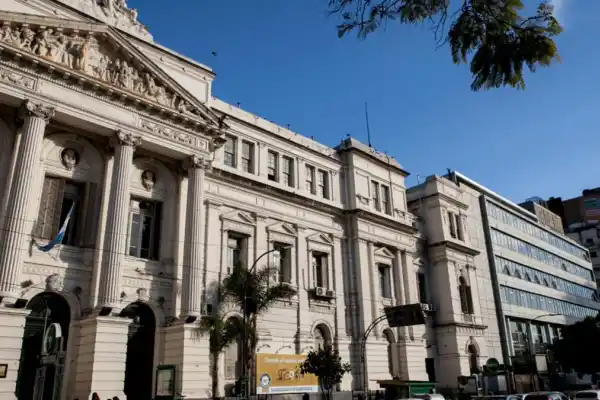 Por los recortes del Gobierno de Milei, la UBA limitará el uso de ascensores y funcionará sin aire acondicionado ni gas