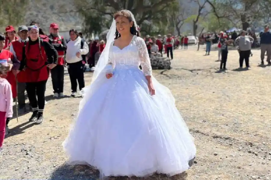 Milagro salteño: peregrinos de la Puna se casaron en plena caminata hacia Salta