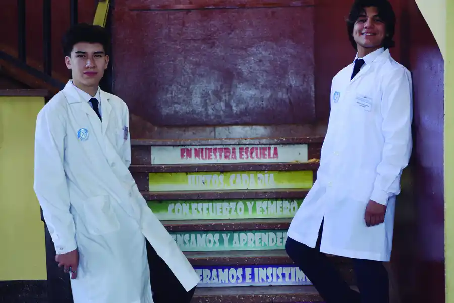 ÁNIMO. Las escaleras están pintadas con colores y frases motivacionales.