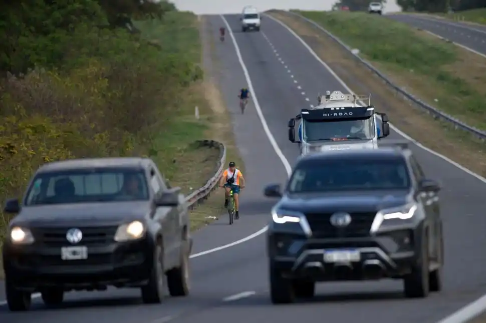AMENAZA. La cantidad de vehículos que circulan sobre la ruta 9 y la velocidad que alcanzan resultan un severo riesgo para los ciclistas que la transitan. la gaceta / foto de diego aráoz