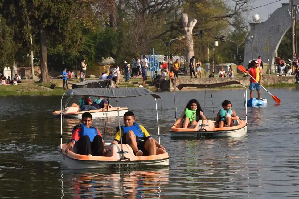 RISAS Y ESFUERZO. Chicos y grandes se divirtieron en los 15 minutos que dura el paseo en las aguas del pulmón verde más grande de la capital.