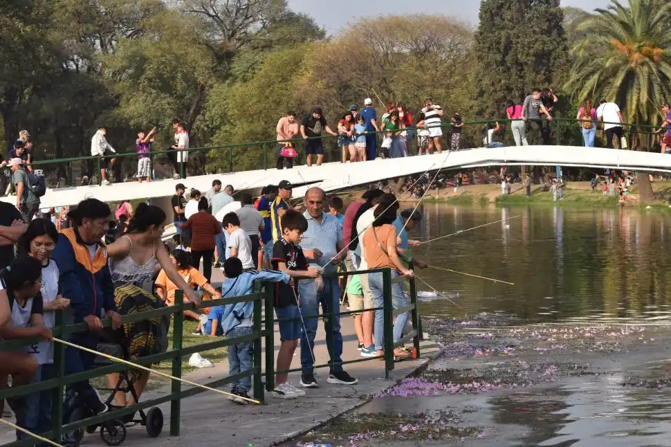 A LA ORILLA. Mientras algunos esperaban su turno otros optaron por pescar.