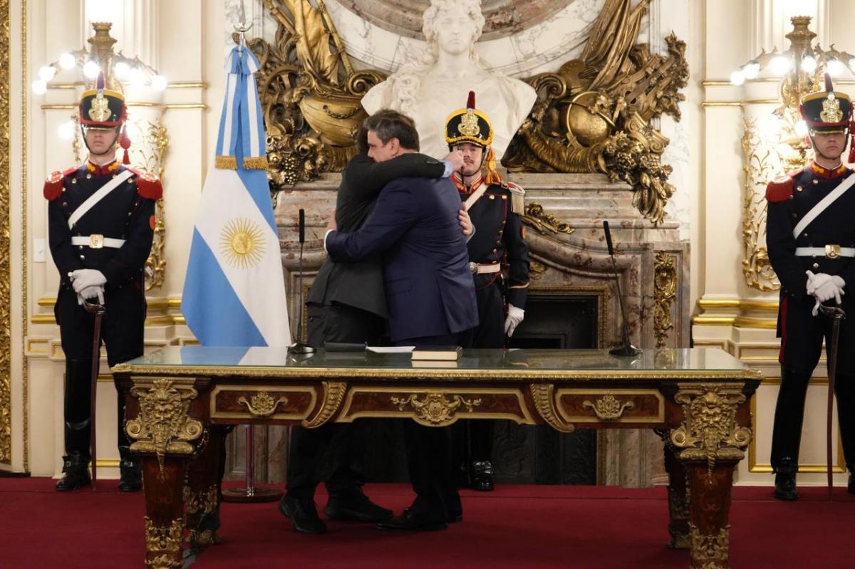 Javier Milei le tomó juramento a Lisandro Catalán como ministro del Interior