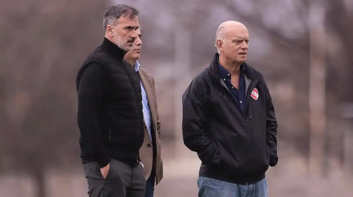 EN LA PRÁCTICA. Néstor Grindetti avanza en la llegada del nuevo técnico para Independiente.