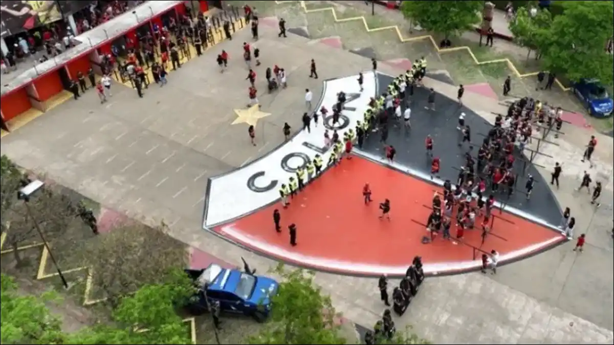 PROTESTA EN LA SEDE. Hinchas de Colón reclamaron a los dirigentes en medio de una crisis que no da respiro.