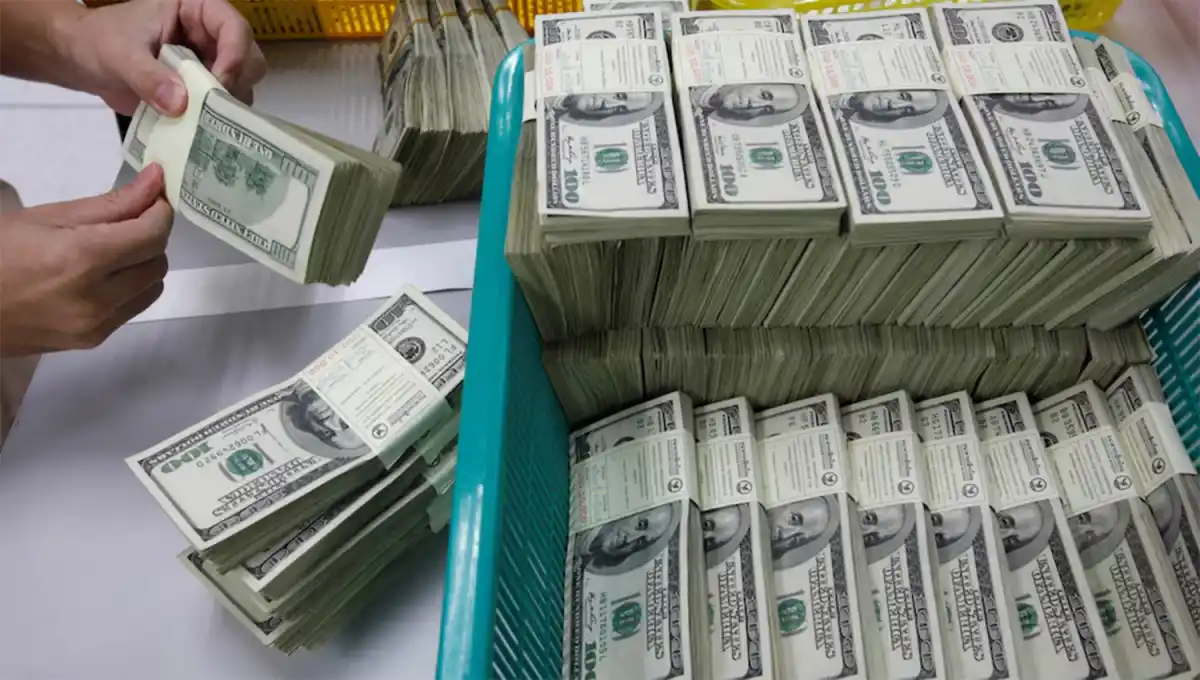 El dólar sube y queda a un paso del techo de la banda.