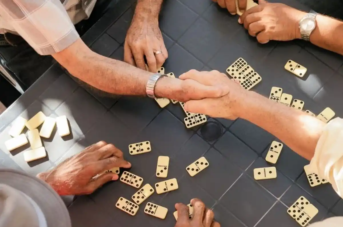 Las actividades lúdicas ayudan a poner en funcionamiento mecanismos mentales que retrasan los síntomas del Alzheimer.