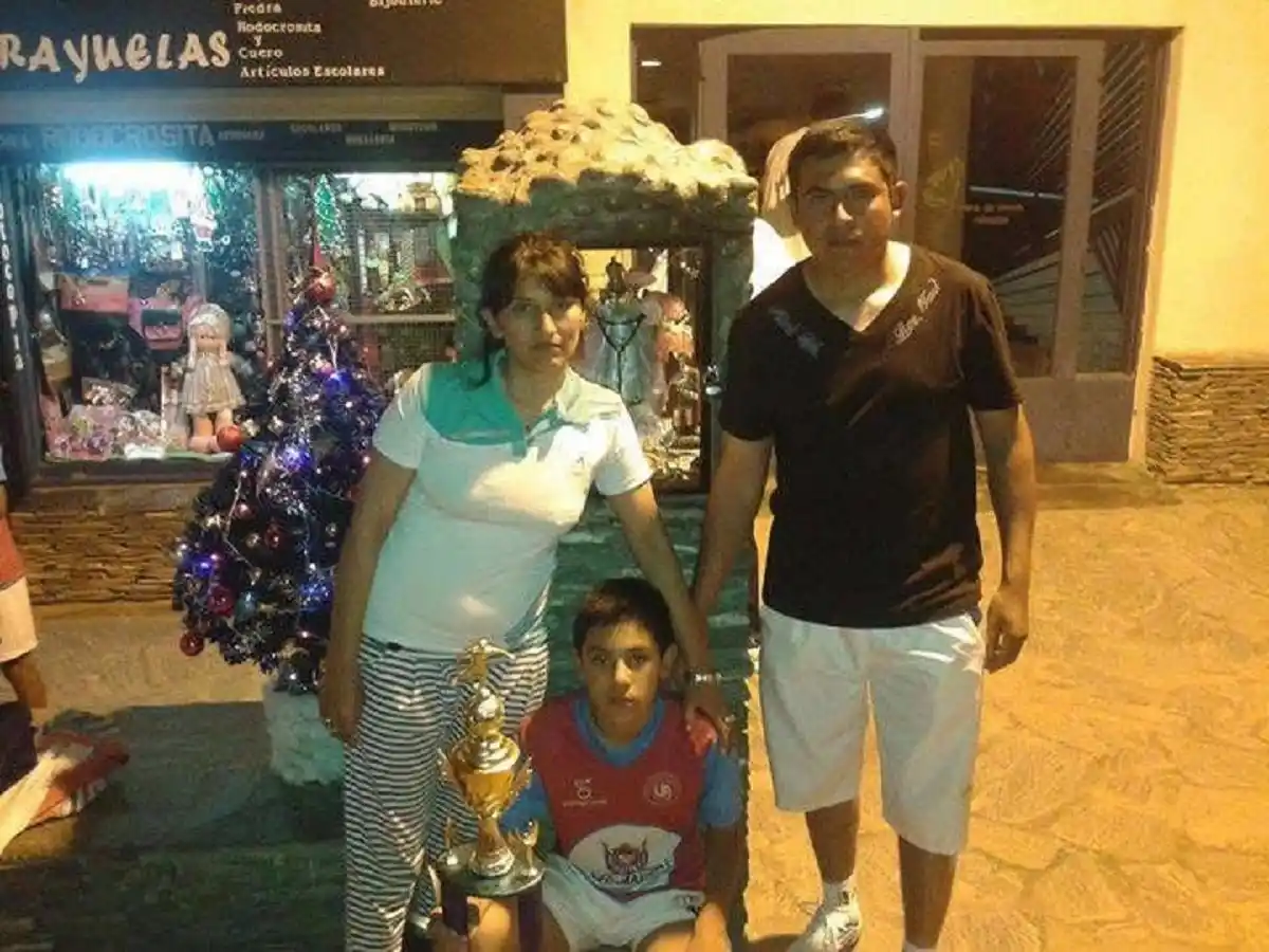 EN CATAMARCA. Monroy, con la camiseta de Unión Aconquija, posa junto a sus padres en su ciudad natal.