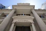 Reservas, dólar y una transición con costos: qué medidas cambian del Banco Central