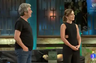 Ricardo Darín y Andrea Prieta visitan La Revuelta y terminan con un inesperado regalo de Broncano