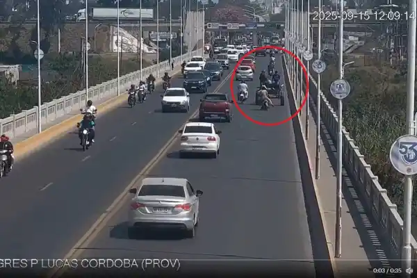 Puente Lucas Córdoba: un accidente entre una moto y un carro a tracción a sangre dejó tres heridos