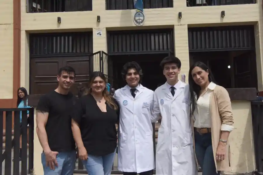 EN FAMILIA. Los estudiantes junto a sus padres y grandes apoyos.