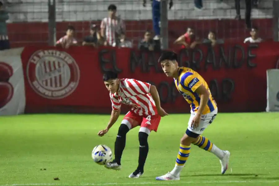 BATALLA. Monroy fue titular en la goleada a Atlanta y se marchó lesionado, aunque aplaudido por el hincha de San Martín.