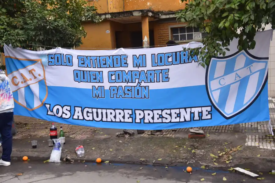 DESCONTROL. Pese a que está prohibido la venta de alcohol en los los alrededores del estadio, los hinchas se la resbuscan para sortear los controles.