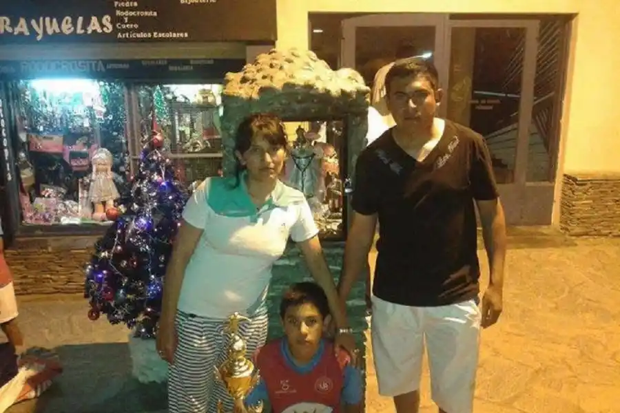 EN CATAMARCA. Monroy, con la camiseta de Unión Aconquija, posa junto a sus padres en su ciudad natal.