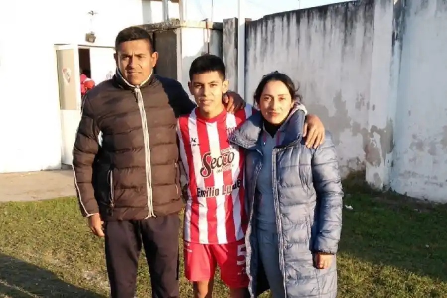 EN FAMILIA. Gastón posa junto a su papá Juan Carlos y su mamá Elena.