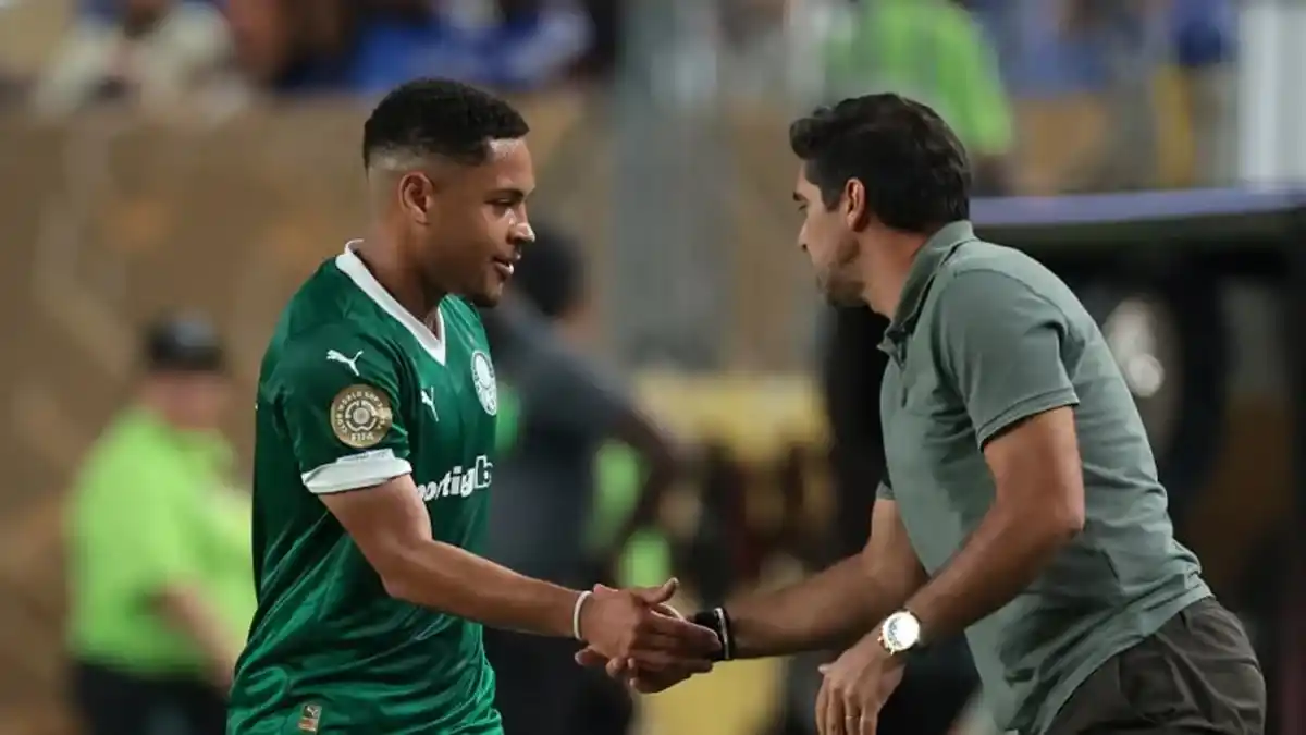 El DT Abel Ferreira saluda a Vitor Roque.