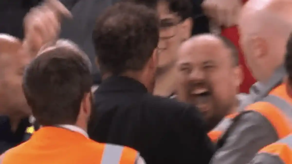 Simeone se insultó con los hinchas de Liverpool.