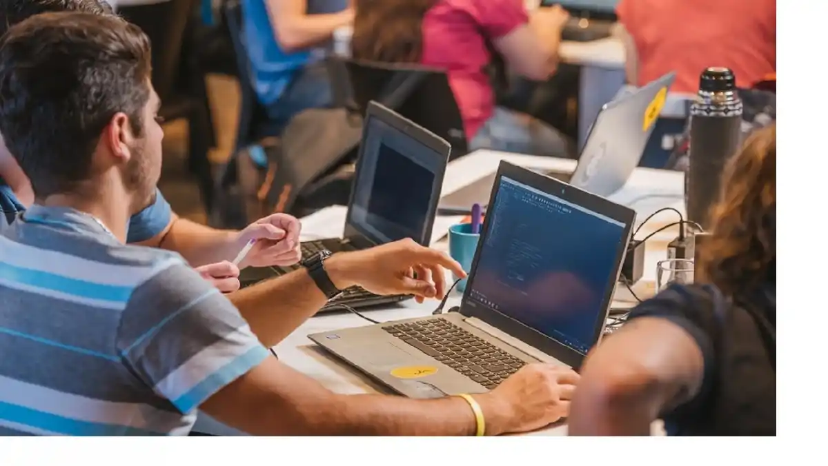 Uno de cada tres jóvenes de la Generación Z planea cambiar de empleo en el próximo año, en Argentina