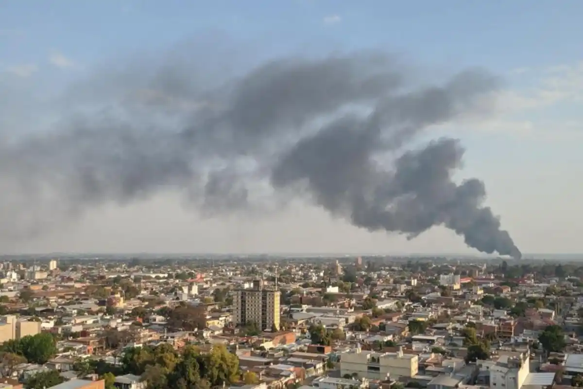 Se incendió un depósito de barriles de aceite en Manantial Sur