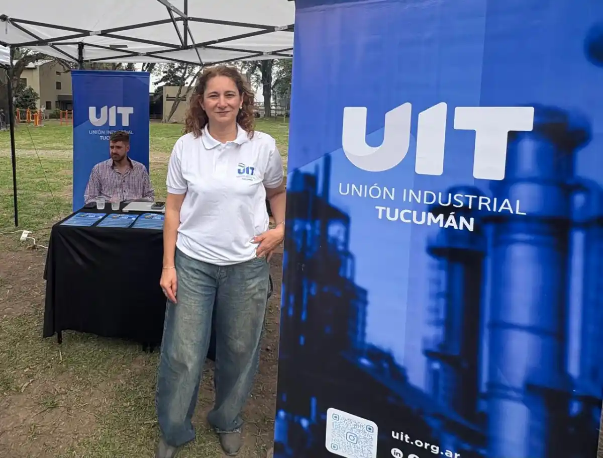 EN LOS STANDS. Ana Toro, de Union Industrial de Tucuman, busca estudiantes que se adapten al cambio. / LA GACETA, VICTORIA REINOSO