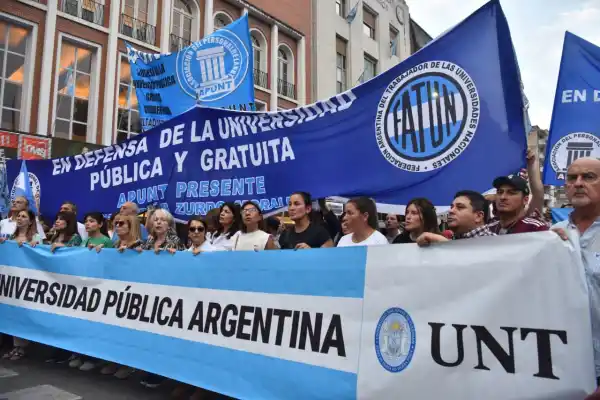 Marcharon en Tucumán a favor de la universidad pública: mirá las imágenes