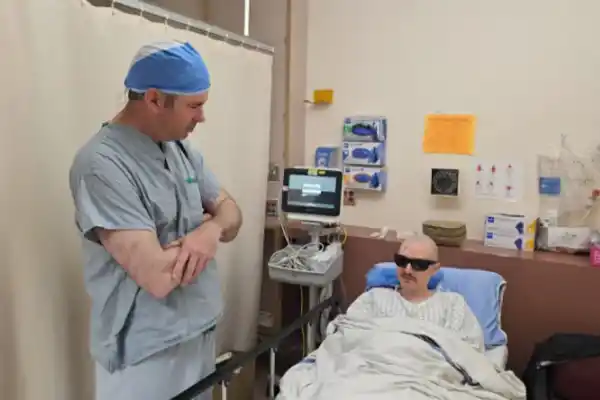 Un procedimiento con un diente permitió que un hombre volviera a ver en Canadá