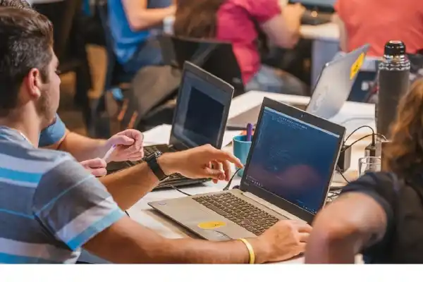 Uno de cada tres jóvenes de la Generación Z planea cambiar de empleo en el próximo año, en Argentina