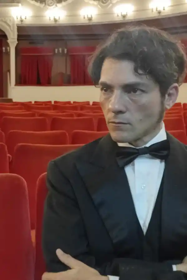 EL LOOK INMEJORABLE. Con el corte de pelo y las patillas, el parecido con Alberdi resulta llamativo.